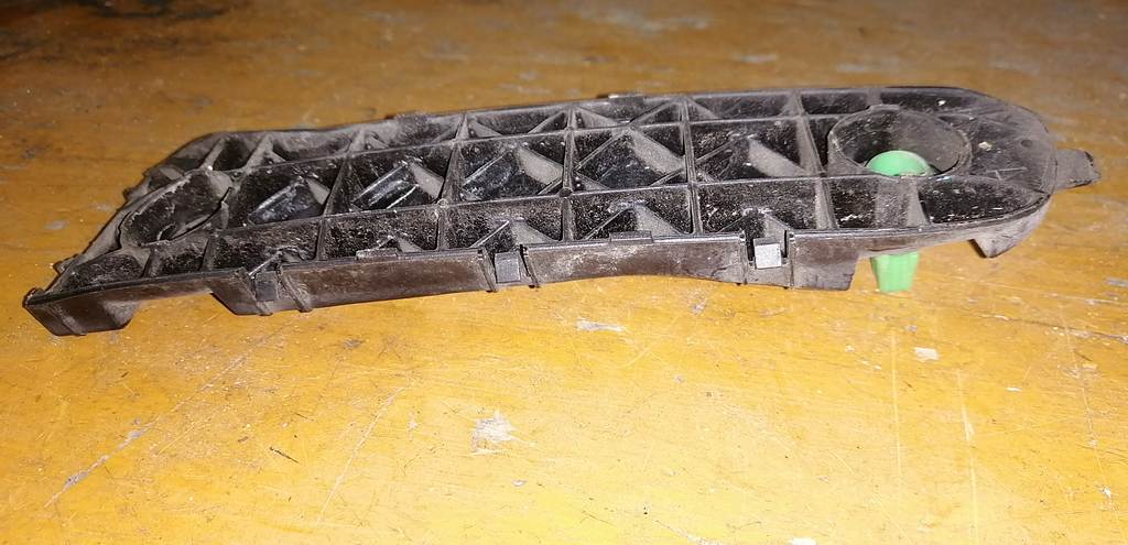 крепеж бампера Toyota Probox