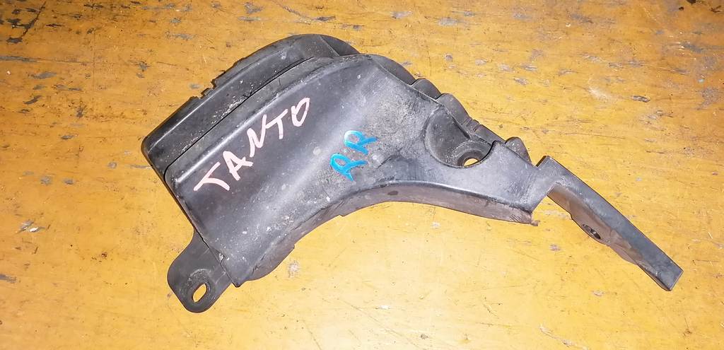 крепеж бампера Daihatsu Tanto