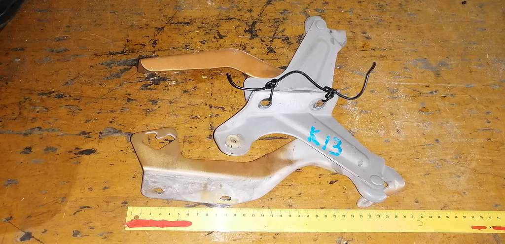 петля капота Nissan March