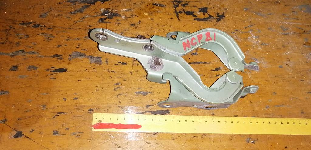 петля капота Toyota Sienta