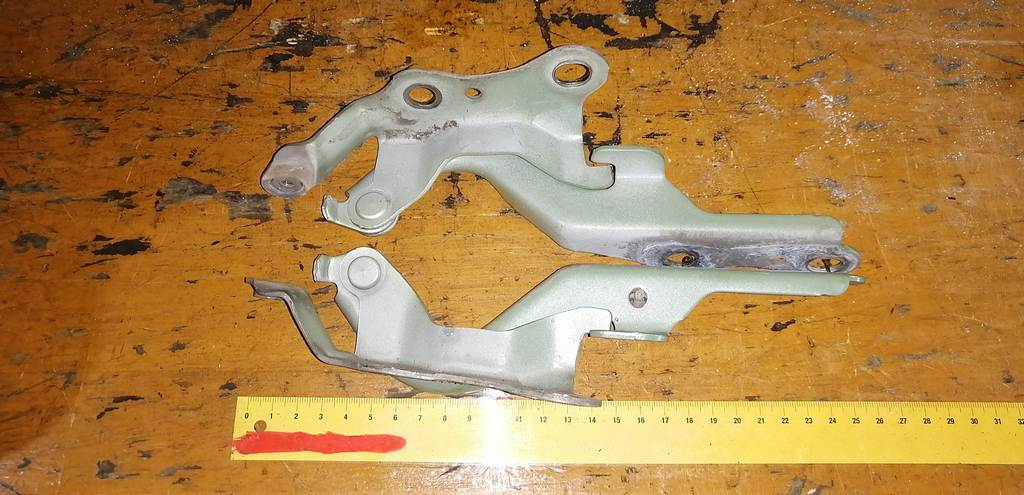 петля капота Toyota Sienta