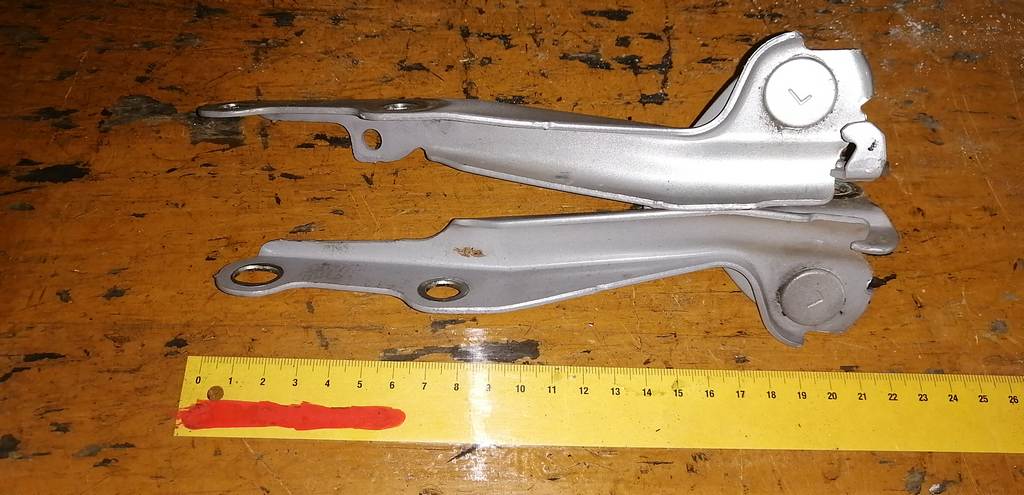 петля капота Toyota Funcargo