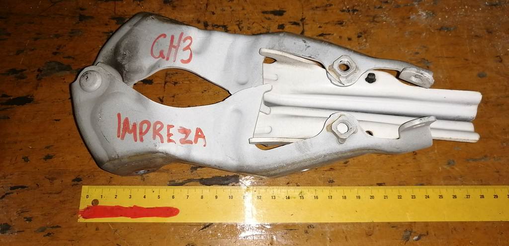 петля капота Subaru Impreza