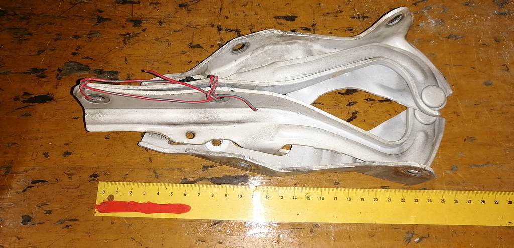 петля капота Subaru Impreza