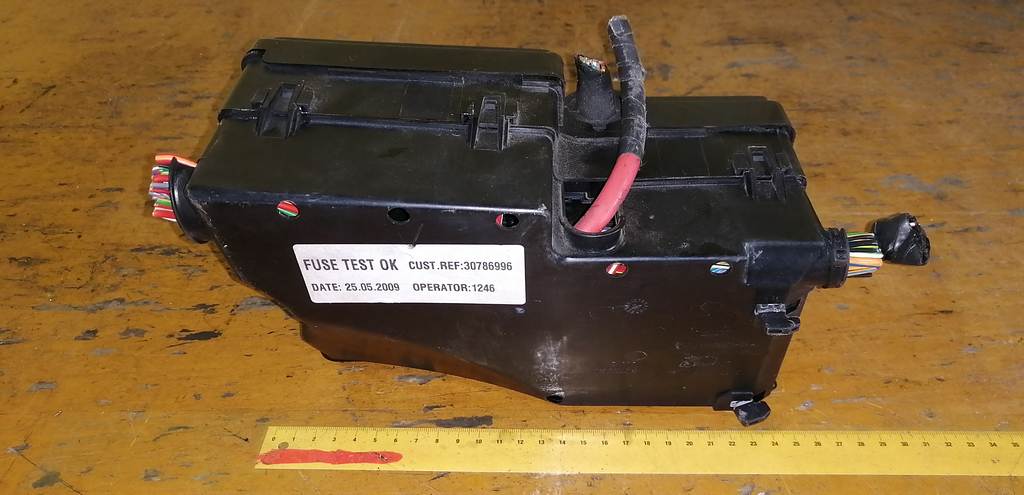блок предохранителей Volvo S40