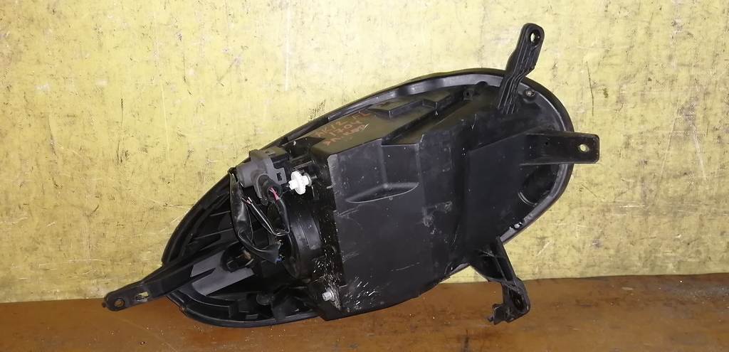 фара Nissan March