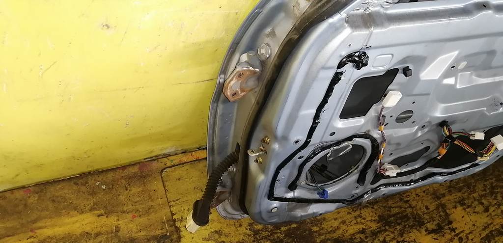 дверь Mazda Demio