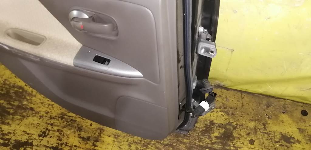 дверь Nissan Note