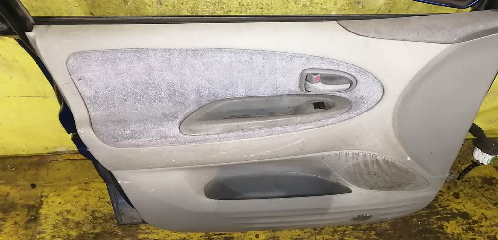 дверь Mazda MPV