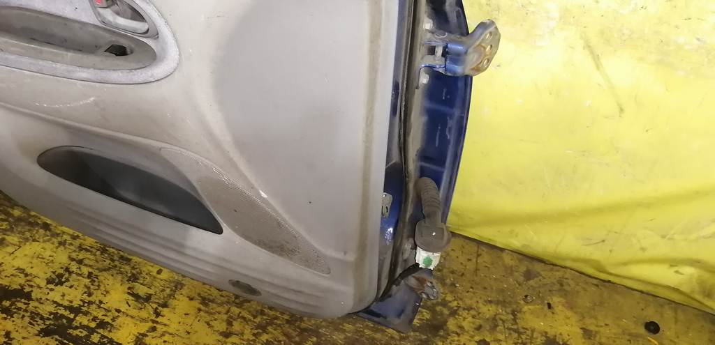 дверь Mazda MPV