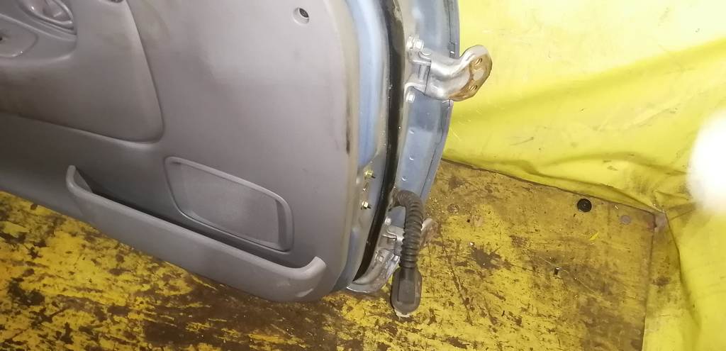 дверь Mazda Demio