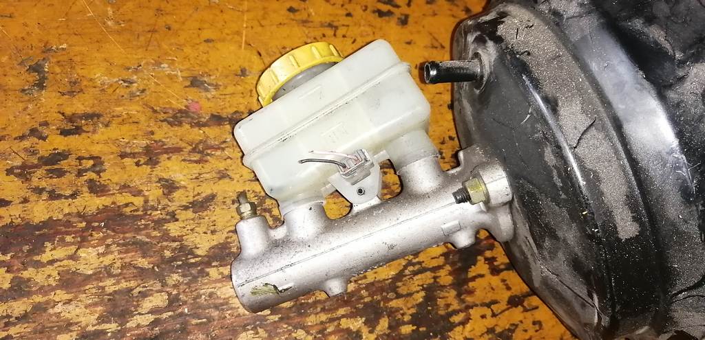 главный тормозной цилиндр Subaru Impreza