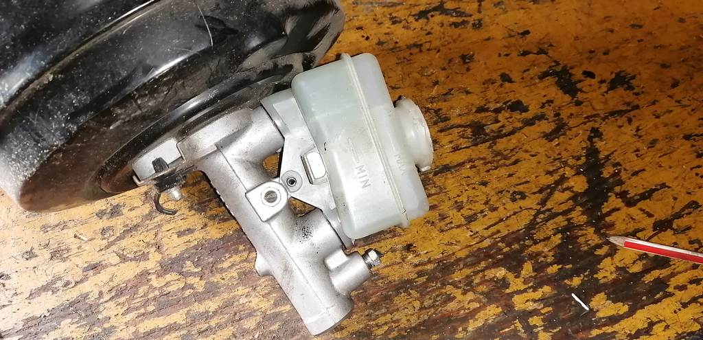 главный тормозной цилиндр Subaru Impreza