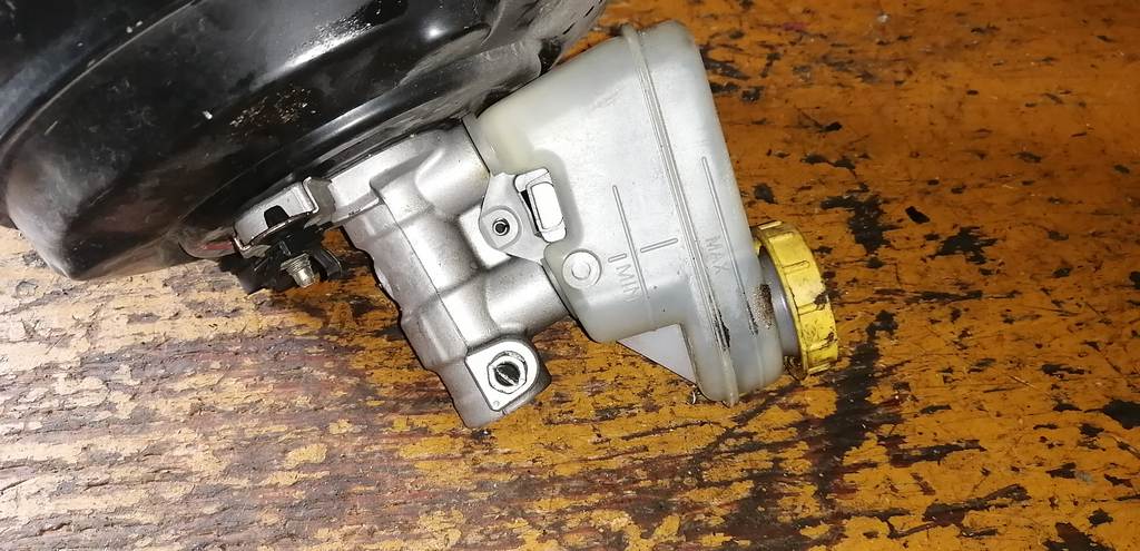 главный тормозной цилиндр Subaru Impreza