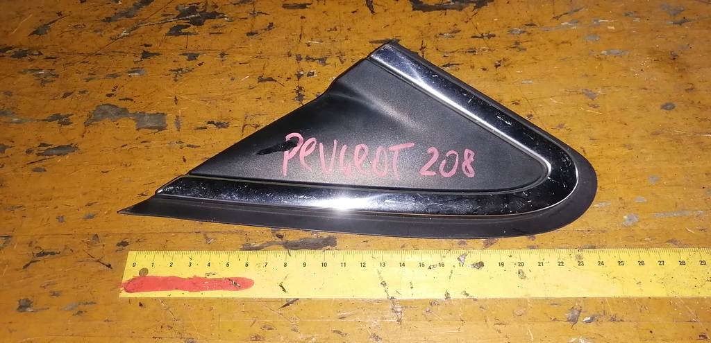 уголок крыла Peugeot 308