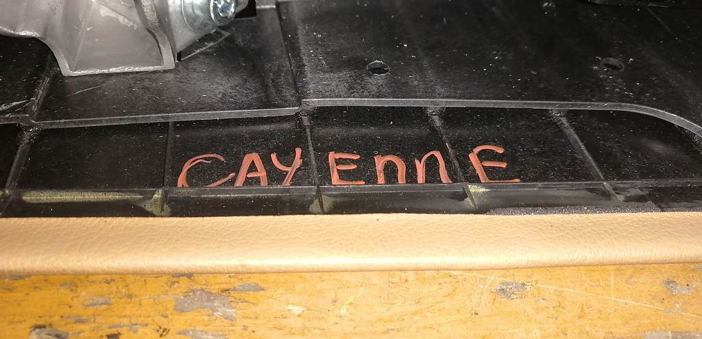 консоль между сидений Porsche Cayenne