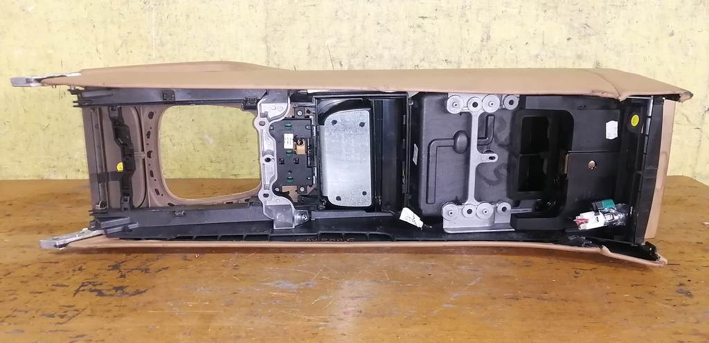 консоль между сидений Porsche Cayenne