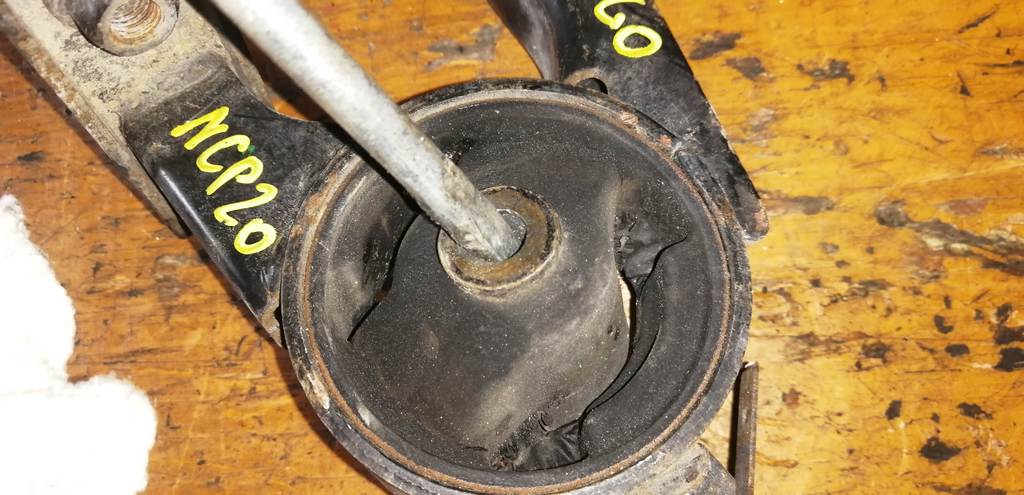 подушка двигателя Toyota Funcargo