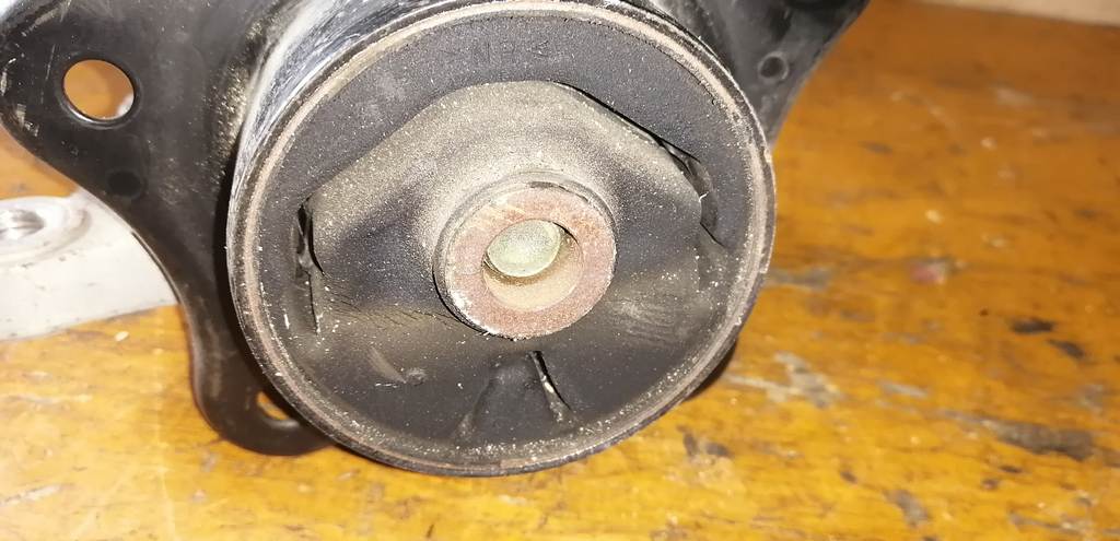 подушка двигателя Mitsubishi Colt