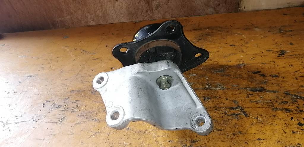 подушка двигателя Mitsubishi Colt