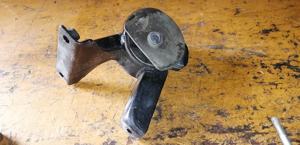 подушка двигателя Suzuki Solio