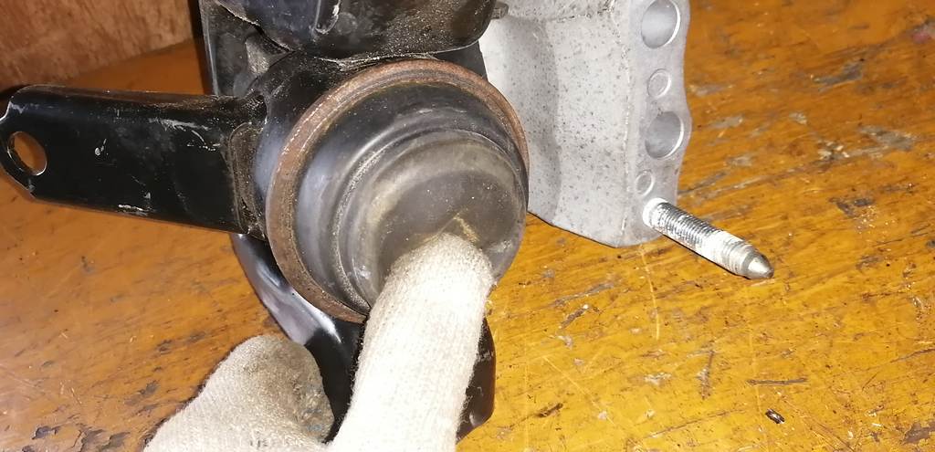 подушка двигателя Toyota Passo
