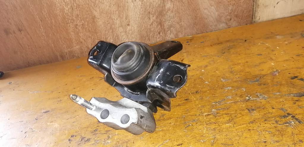 подушка двигателя Toyota Passo