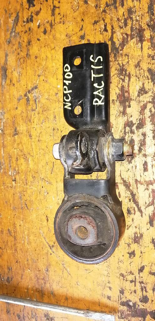 подушка двигателя Toyota Ractis