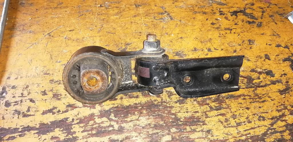 подушка двигателя Toyota Ractis