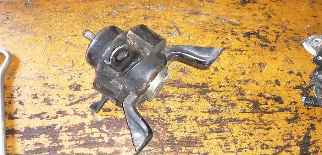 подушка двигателя Mazda MPV