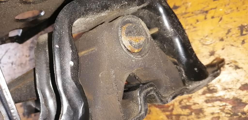 подушка двигателя Toyota Passo