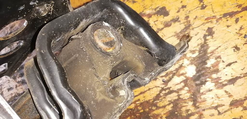 подушка двигателя Toyota Passo