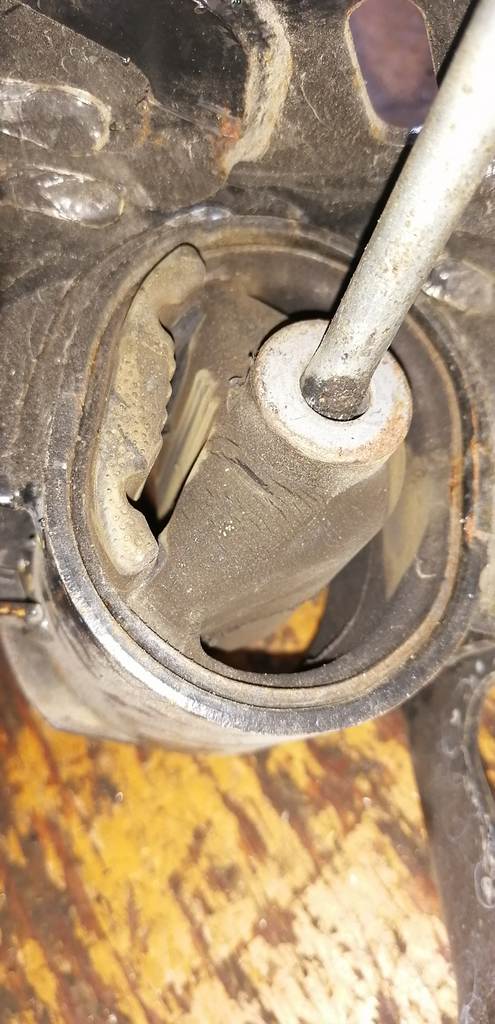 подушка двигателя Toyota Ractis