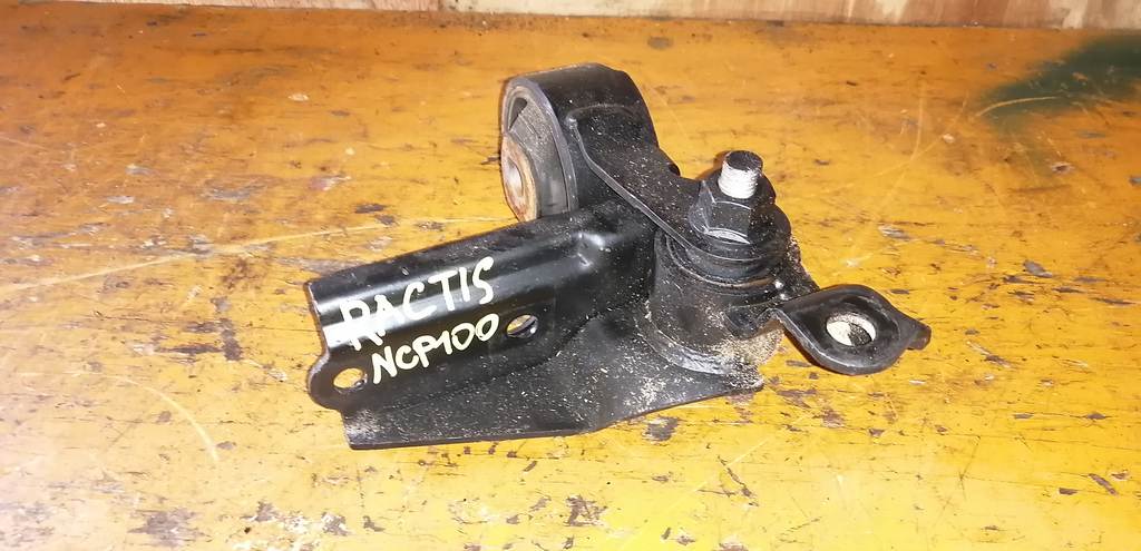 подушка двигателя Toyota Ractis