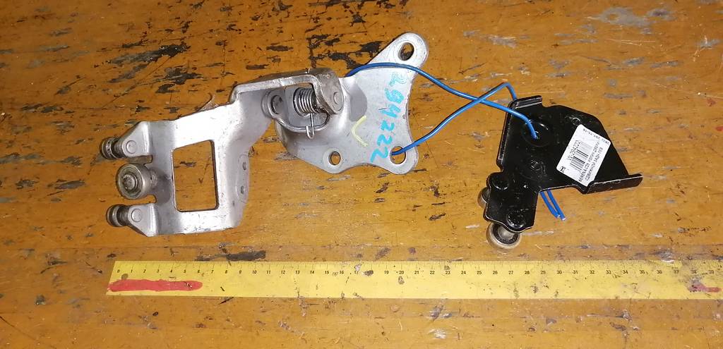 ролик дверной Nissan Serena