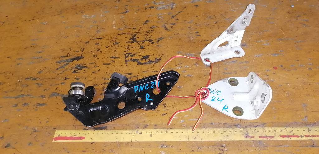 ролик дверной Nissan Serena