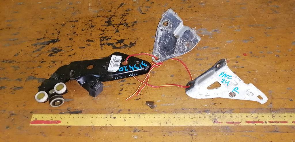 ролик дверной Nissan Serena