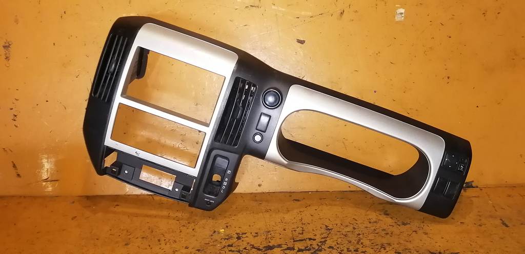 консоль магнитофона Nissan Serena