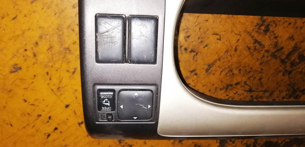 консоль магнитофона Nissan Serena