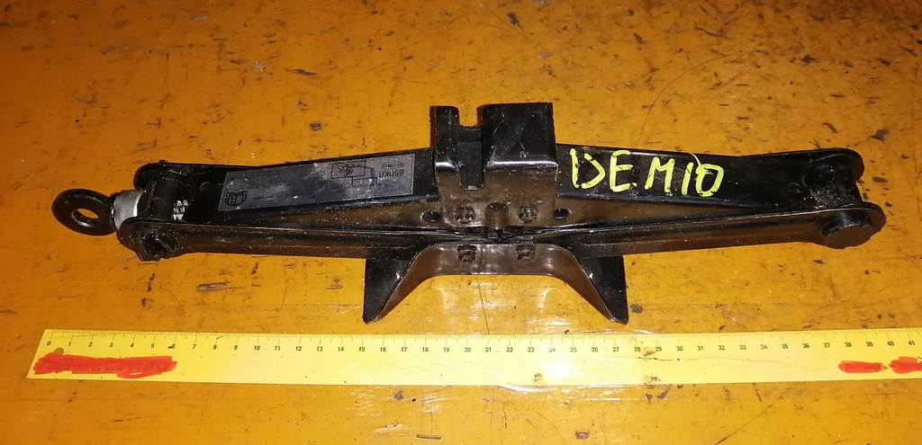 домкрат Mazda Demio