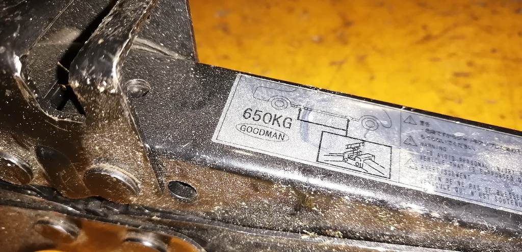 домкрат Mazda Demio