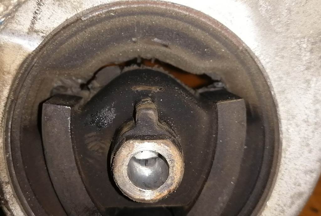 подушка двигателя Nissan Teana