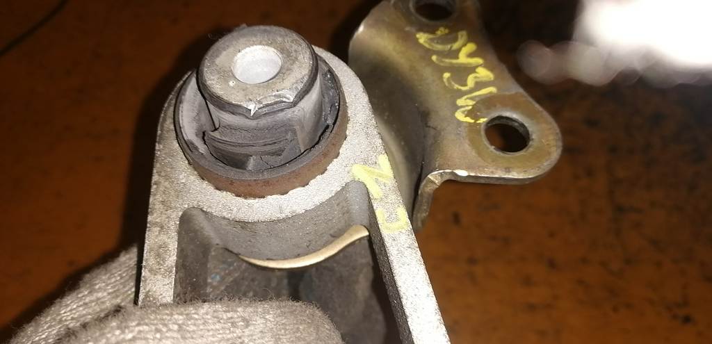 подушка двигателя Mazda Demio