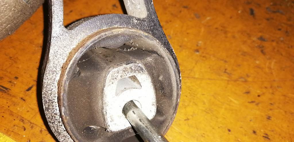 подушка двигателя Mazda Demio