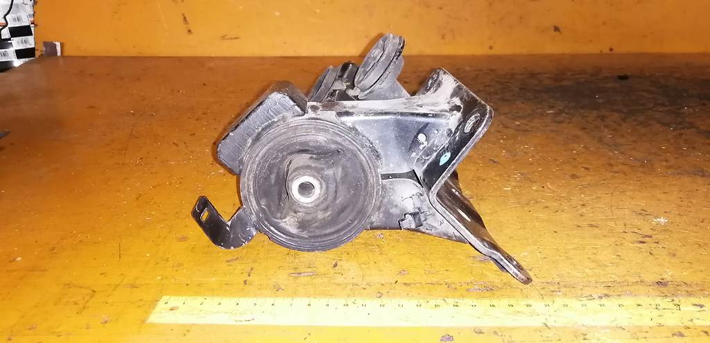 подушка двигателя Nissan Serena