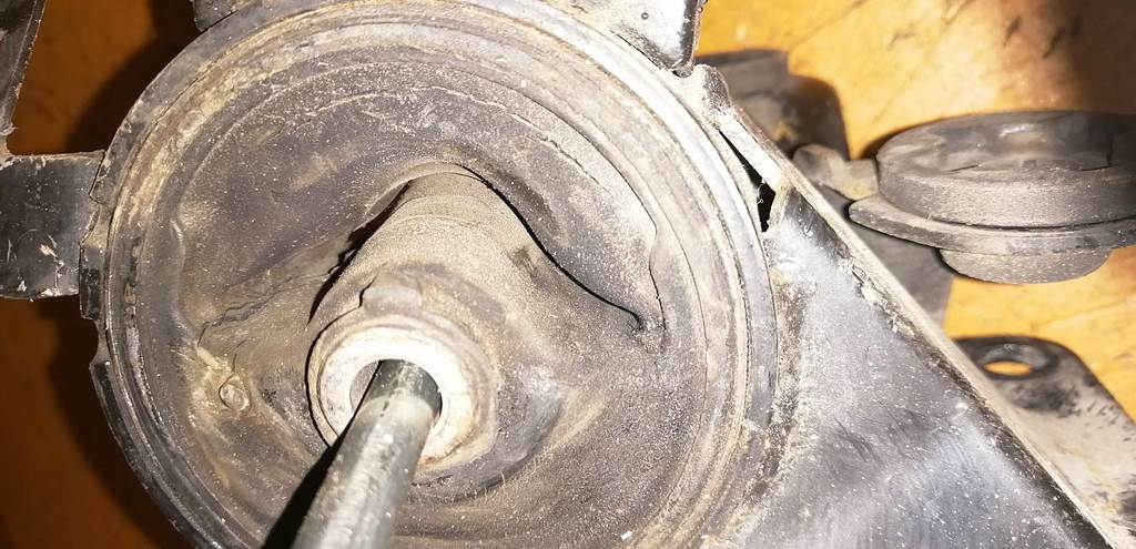 подушка двигателя Nissan Serena