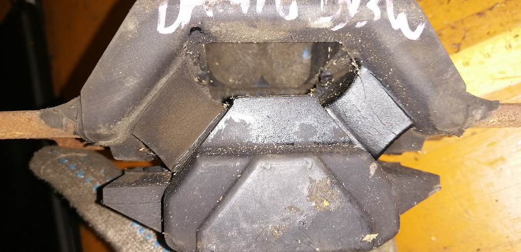 подушка двигателя Mazda Demio