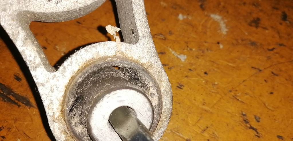 подушка двигателя Mazda Demio
