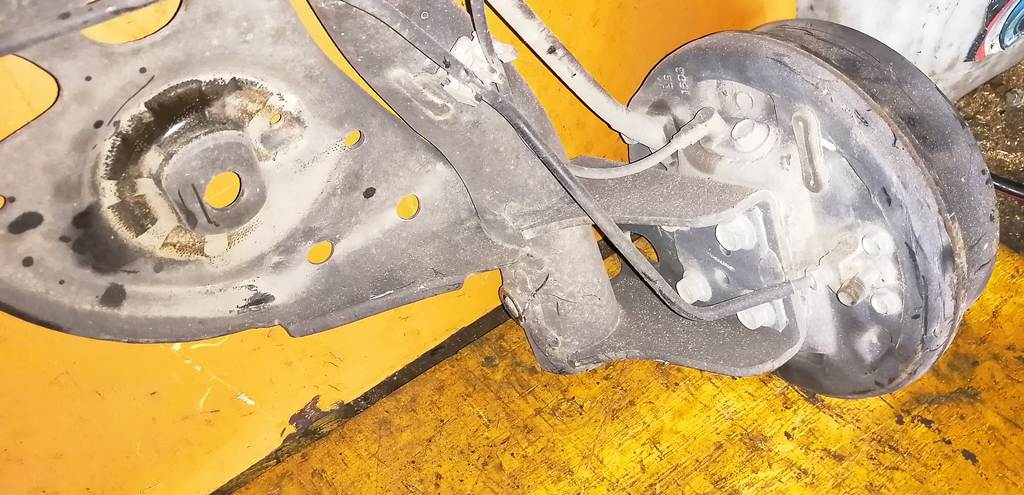 балка со ступицами Nissan Note