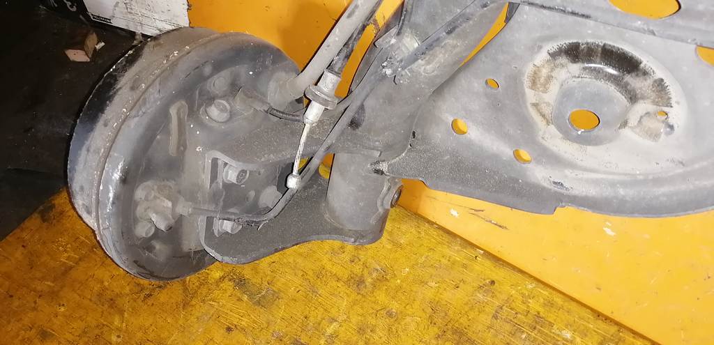 балка со ступицами Nissan Note